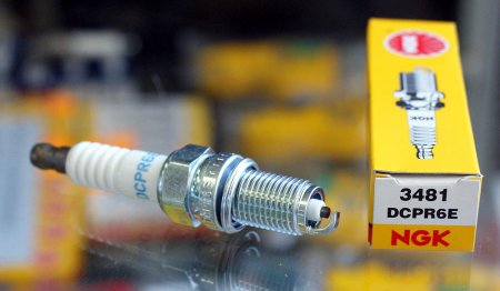 Свеча зажигания NGK DCPR6E