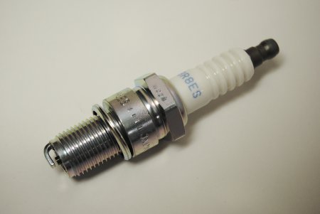 Свеча зажигания NGK BR8ES